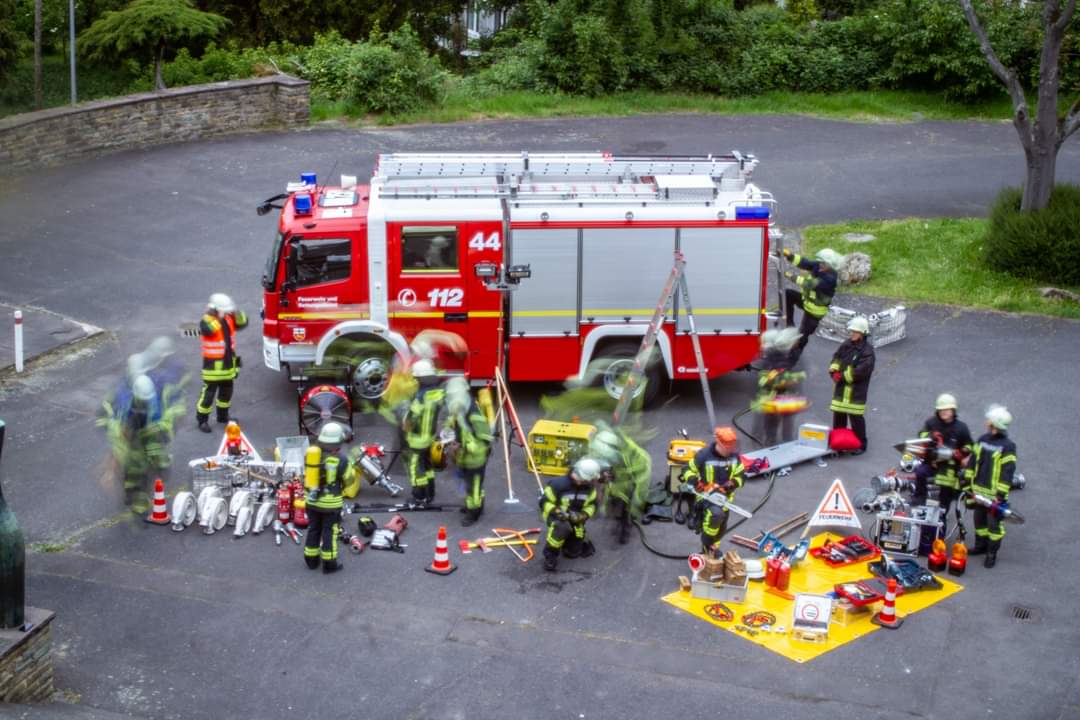 FWRoettgen's tweet photo. Guten Morgen! Heute ist der Tag des #Twittergewitters! Wir gehören als freiwillige Feuerwehr zur @FeuerwehrBonn und sind für die Stadtteile Röttgen und Ückesdorf zuständig. https://t.co/bI4OOO0uUN