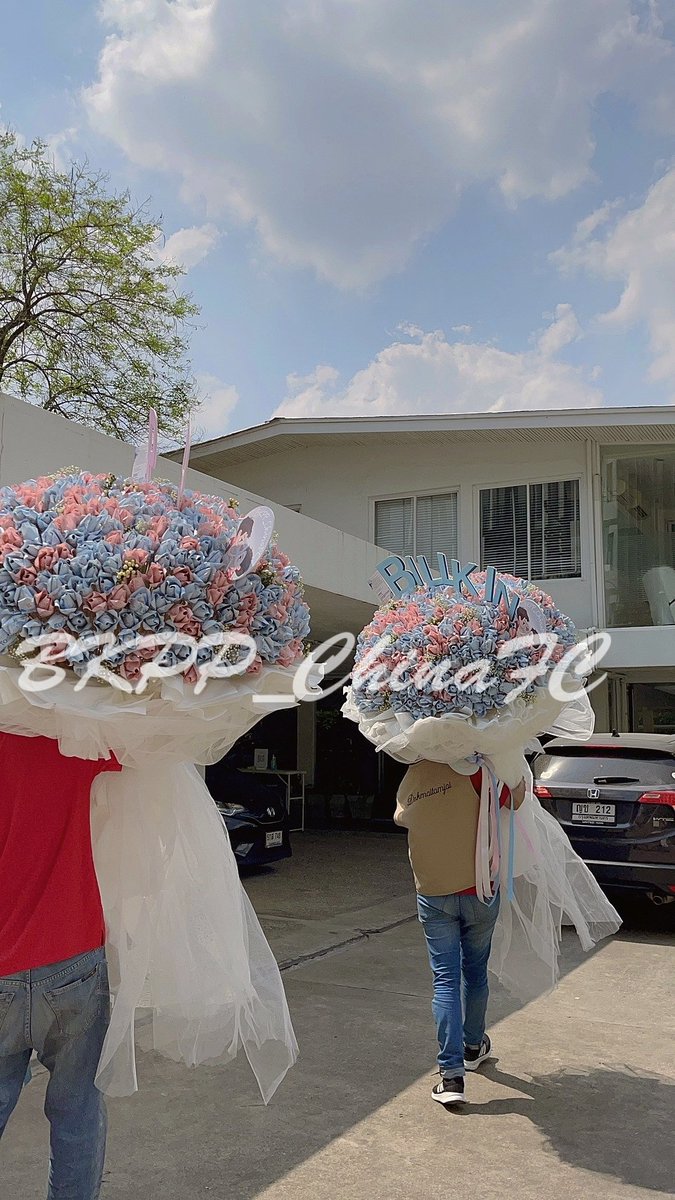 chinafc_bkpp's tweet photo. “520”ในภาษาจีนมีความหมายแปลว่า “ผมรักคุณ” ค่ะ ดอกไม้ 520 ดอกแสดงถึงความรักของแฟนคลับชาวจีนที่ส่งมอบความปรารถนาดีไปยังบิวกิ้นพีพีที่เรารัก ในรูปแบบของดอกไม้ ขอให้บิวกิ้นพีพี สดใสแบบนี้ไปตลอด Happy Valentine's Day นะคะ
@NadaoBangkok
#BKPP
#billkinpp
#บกพพ
#บิวกิ้นพีพี https://t.co/hVr8Bc1UbG
