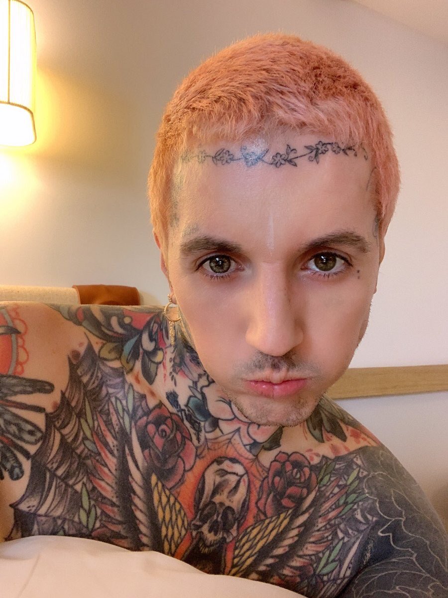 кенели сайкс настоящее имя. кенели сайкс блоггер. алисса саллс оливер сайкс. оливер сайкс улыбается. оливер сайкс.