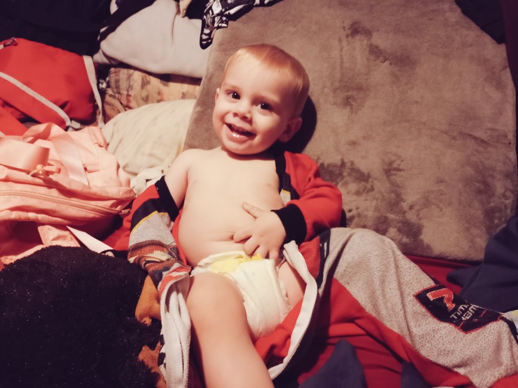 NatashiaEdwar16's tweet photo. When your little discovers his bellybutton is like the most lit thing ever to exist..... take pics and make his crazy butt giggle till he's blue lol Also its almost impossible to keep clothes on him, hes super high energy, &amp; is minutes from sleeping like he's in a coma. I♡him! https://t.co/cenaUtT5dK