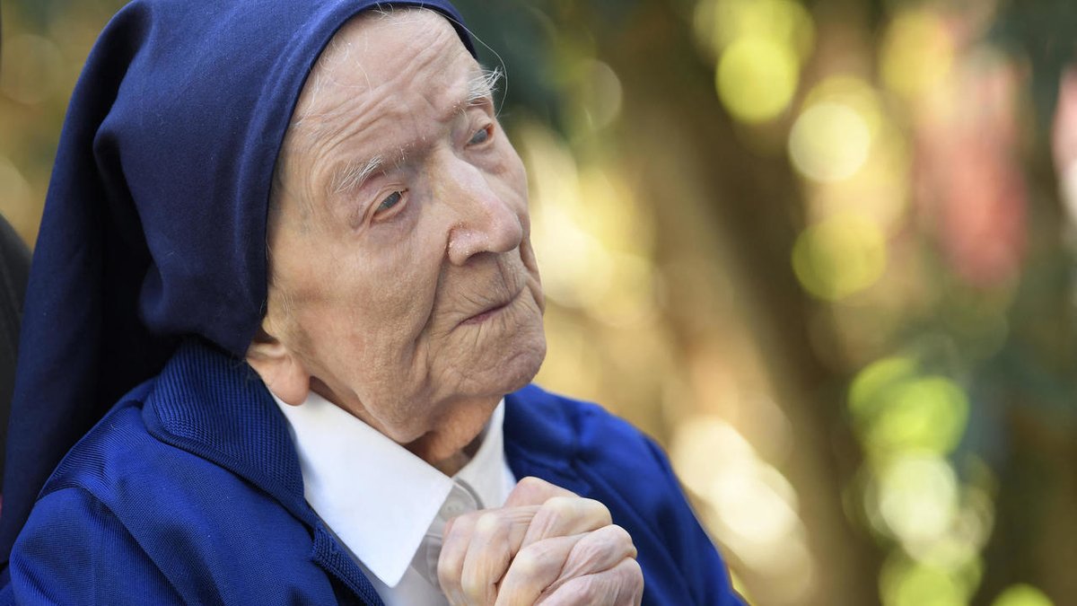 France24_fr's tweet photo. La doyenne des Français fête ses 117 ans après avoir vaincu le Covid-19 https://t.co/LudUjKCURK https://t.co/fa1WFI4sS4