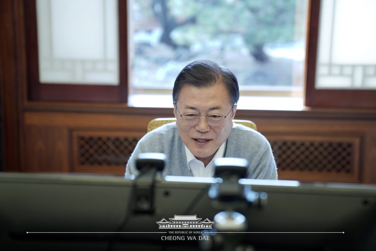 문재인 대통령은 설 연휴 첫날인 오늘, 국내·외 각지에서 지내는 국민들과 영상 통화로 직접 소통하며 코로나19로 어려운 시기를 견뎌낸 데 대한 위로와 감사의 마음을 전했습니다. 오늘 영상 통화를 진행한 여덟 분은 '용기와 도전'이라는 메시지를 담고 있는 분들입니다. 

www1.president.go.kr/articles/9918