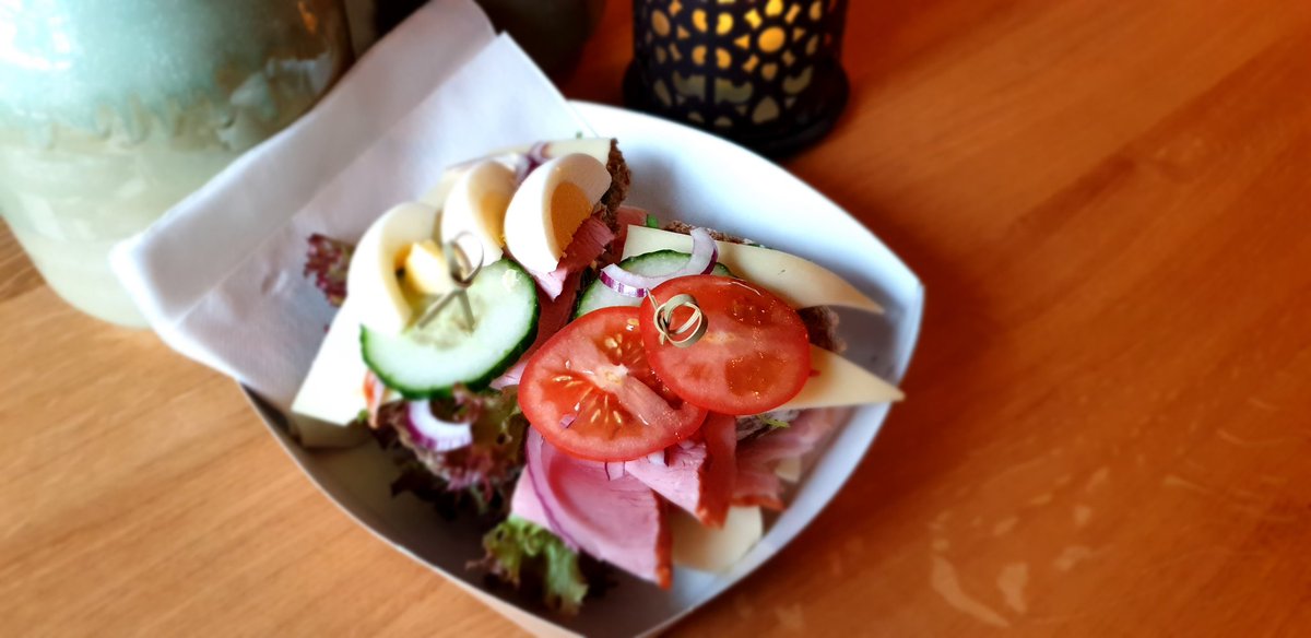 #Goedemorgen, een prachtig #Ochtendzonnetje in het #Lutterzand. Lekker #Wandelen en een #FrisseNeus halen. We zijn geopend voor #ToGo. #WarmeChocomelk, #Gluhwein, #Goulashsoep, #BroodjeBraadworst....