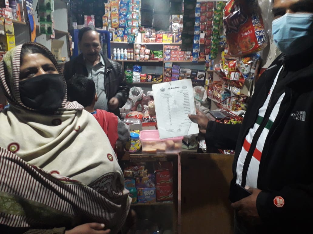 InsafianPtiPK's tweet photo. ٹائیگر فورس راولپنڈی چکلالہ کینٹ نےجھنڈا چیچی میں رضاکاروں نے مختلف علاقوں کاوزٹ کیا اور صفائی کے انتظامات کا جائزہ لیا. مارکیٹس میں موجود دکانوں پر آویزاں پرائز لسٹوں کا بھی معائنہ کیا اور دکانداروں کو سختی سے ایس او پیز پر عملدرآمد کی ہدایت کی
#TigersForce
@DCRawalpindi https://t.co/nZ0DTW5Nj6