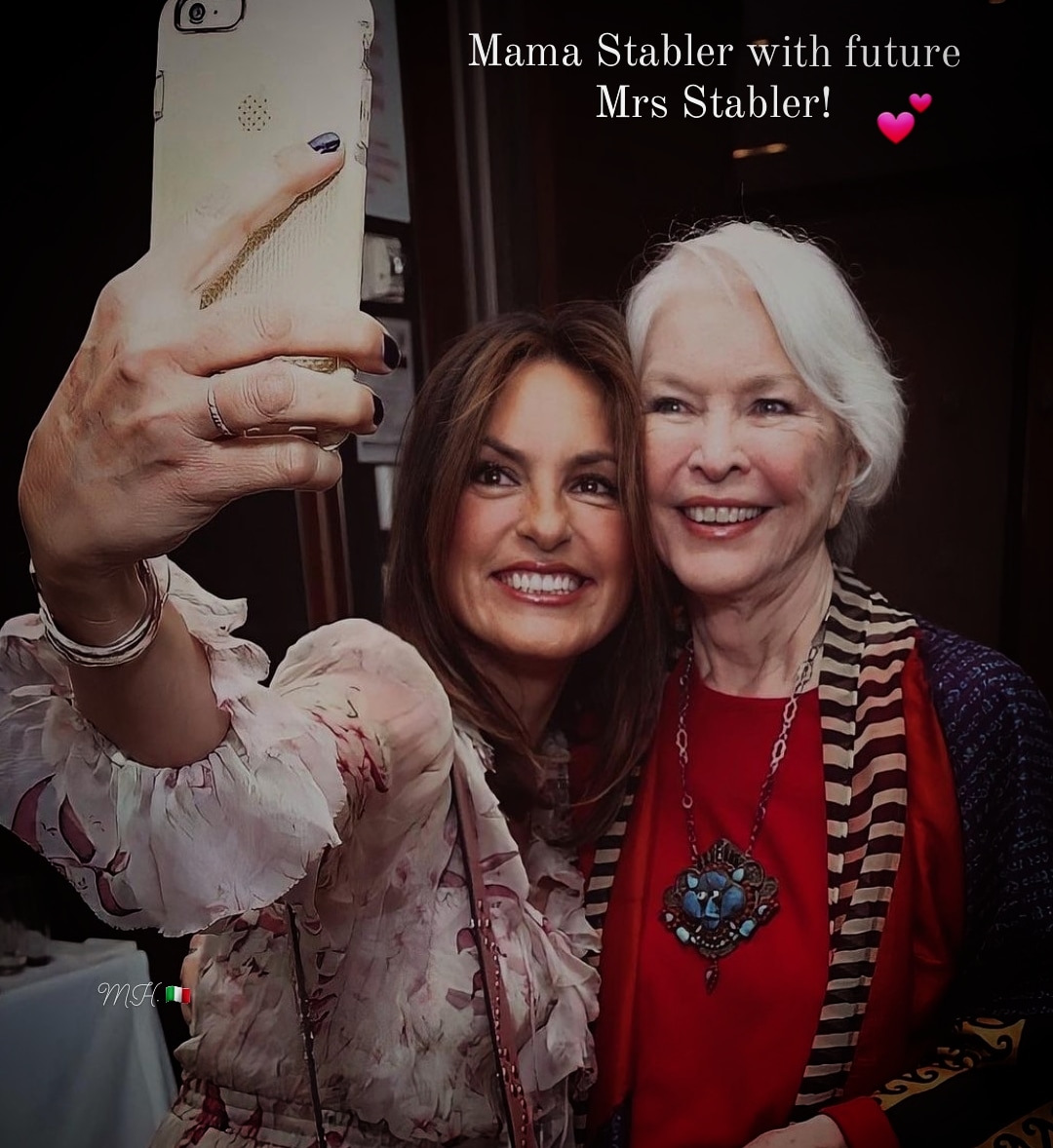 Mama Stabler with future Mrs Stabler!😍
💖💛💙❤🧡💜💚
Two beauties!...I love that episode so much......😍...and this pic is amazing!😍
#EOISENDGAME 
#Chriska #Bensler #LivandEl #PartnersForLife #EO #MariskaHargitay #BernadetteStabler #EllenBurstyn