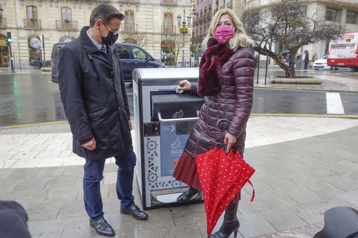aytogr's tweet photo. El Ayuntamiento de Granada apuesta por la innovación y la sostenibilidad con la instalación de veinte nuevas 𝐩𝐚𝐩𝐞𝐥𝐞𝐫𝐚𝐬 "𝐢𝐧𝐭𝐞𝐥𝐢𝐠𝐞𝐧𝐭𝐞𝐬", que funcionan con energía solar y compactan la basura. #GRXLimpia #GRXHumanTech https://t.co/3wWZVdWTZh https://t.co/PdQRCQD2eo