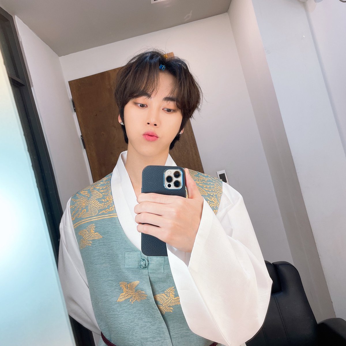 MYst_member's tweet photo. [#우진] 
까치까치 설날은 오늘이고요~
우리우리 설날은 내일이래요~😆

그래도 새해 복많이받고 맛난거 많이먹어요💜
#MYst #마이스트 #Woojin #설날 https://t.co/Z06gxEGXTM