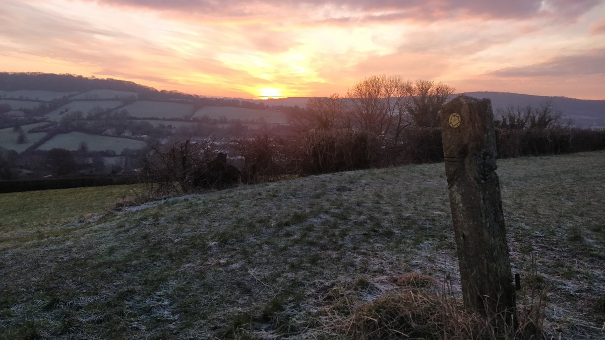 Woke up feeling grumpy and not wanting to face another Zoom day.  Brisk walk in the cold air to watch the sun come up and feeling ready for the day!  #bath #walking #eastofbath #nofilters #Lockdown3