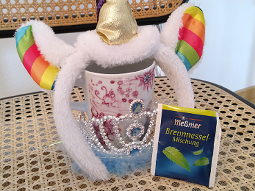 vDHd2021's tweet photo. Heute ist #Weiberfastnacht (oder auch Weiberfasching, Wieverfastelovend, Fettdonnerstag, Schwerdonnerstag, Weiberfasnet). Wir sagen Alaaf und Helau! Am Rosenmontag endet zwar noch nicht der #Karneval, aber dafür der #callforpublications @vDHd2021🥳
#cfp #vDHd2021 #vDHTee #DH https://t.co/Nv6RnrXehC