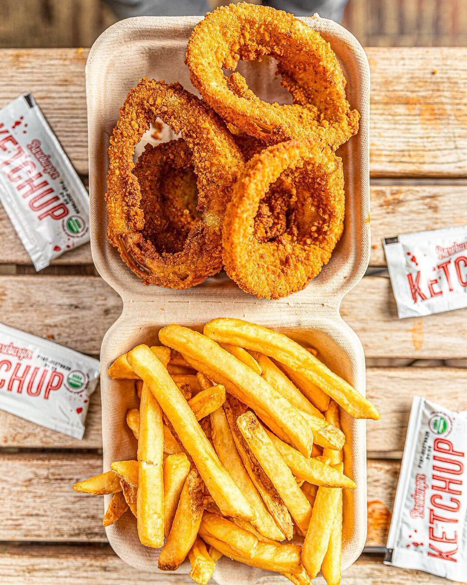 bareburgeruae's tweet photo. Who does not like crunchy onion rings? 😋
A bit of our Sweet Fries &amp; and Onion rings make your day sweet

من لا يعشق حلقات البصل المقرمشه ؟ 
قليلاً من البطاطا الحلوة وحلقات البصل تجعل يومكم 
سعيداً. 

#bareburgeruae #foodporn #lunch #burger #homemade #delivery
#frenchfries https://t.co/coVzW5D4TT