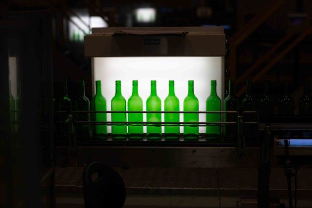 TheoJamesRec's tweet photo. UK Glass manufacturer Encirc has created the world's most sustainable glass bottle🍾 that's something to celebrate 🍾

#UKmanufacturing #sustinable #Encirc

https://t.co/MptiSpczQ1 https://t.co/7rUj3Jg98S