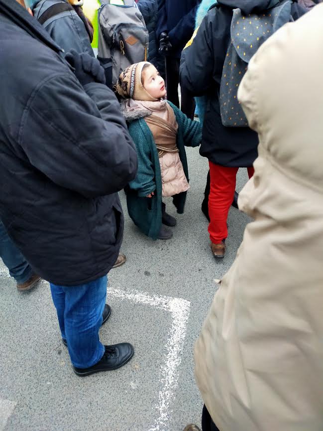 bernathoustra's tweet photo. Petite fille ce matin à #Cenon expulsée avec sa mère et bien d'autres enfants dans le froid. Entre des bus, des gendarmes et du gaz. 
Un 11 février 2021, 5°C, 
en France. 
#Bordeaux @PierreHurmic https://t.co/cDWsWI5XWn