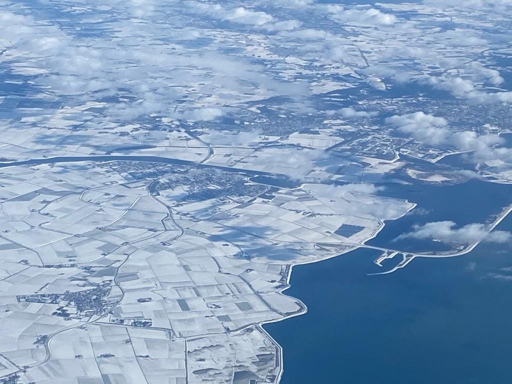 Typotini's tweet photo. Wat een prachtbeeld: in het midden Tholen-stad en Halsteren, rechts de Oesterdam en rechtsboven Bergen op Zoom.

Foto: Marc Pekelsma
#Tholen #Zeeland https://t.co/pWcqLW5XvV