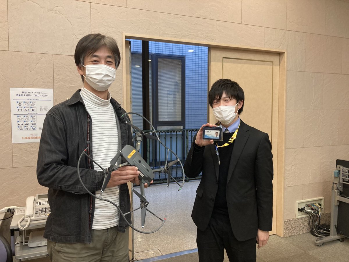drone_fukuoka's tweet photo. ドローンとは全く関係ない話ですが…✈
本日の受講者コウイチロウさん（写真左）
ドローン検定公認指導員でもあるヨウイチロウ（写真右）
ナントこの2人は実は苗字が同じで、名前が一文字だけ違う奇跡✨のツーショット📷なんです❕❕
#drone #DJI  #mavic #教習所 #自動車学校 #資格 #免許 #教習 https://t.co/fdNb3pCift