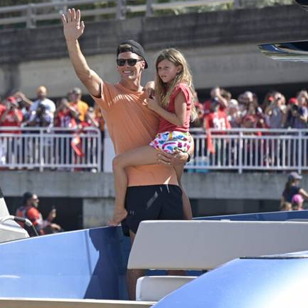 1055TheDove's tweet photo. It's all about the "Tompa Toss" during the Bucs Boat Parade; a rise in COVID-19 possible after super celebrations
#DoveDailyUpdate #AnnKellyWDUV #CityofTampa #TomBrady #COVID19 #wearamask #washyourhands #FriendsofthePelicans #VaccineinFlorida
https://t.co/ru12FzT4Mm https://t.co/ConKKq51Dz