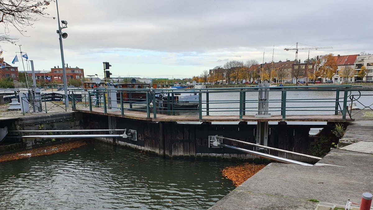 BoorsmaBV's tweet photo. Ook de zuiderburen weten @IB_Boorsma te vinden! Recent kregen we opdracht voor het ontwerp van nieuwe sluisdeuren voor de Tolhuissluis te Gent. Vorig jaar voerden wij voor @PortofAntwerp een studie uit naar de renovatie van de Lillobrug; een spoorbrug van het type Strauss. https://t.co/7fFjZmKUSP