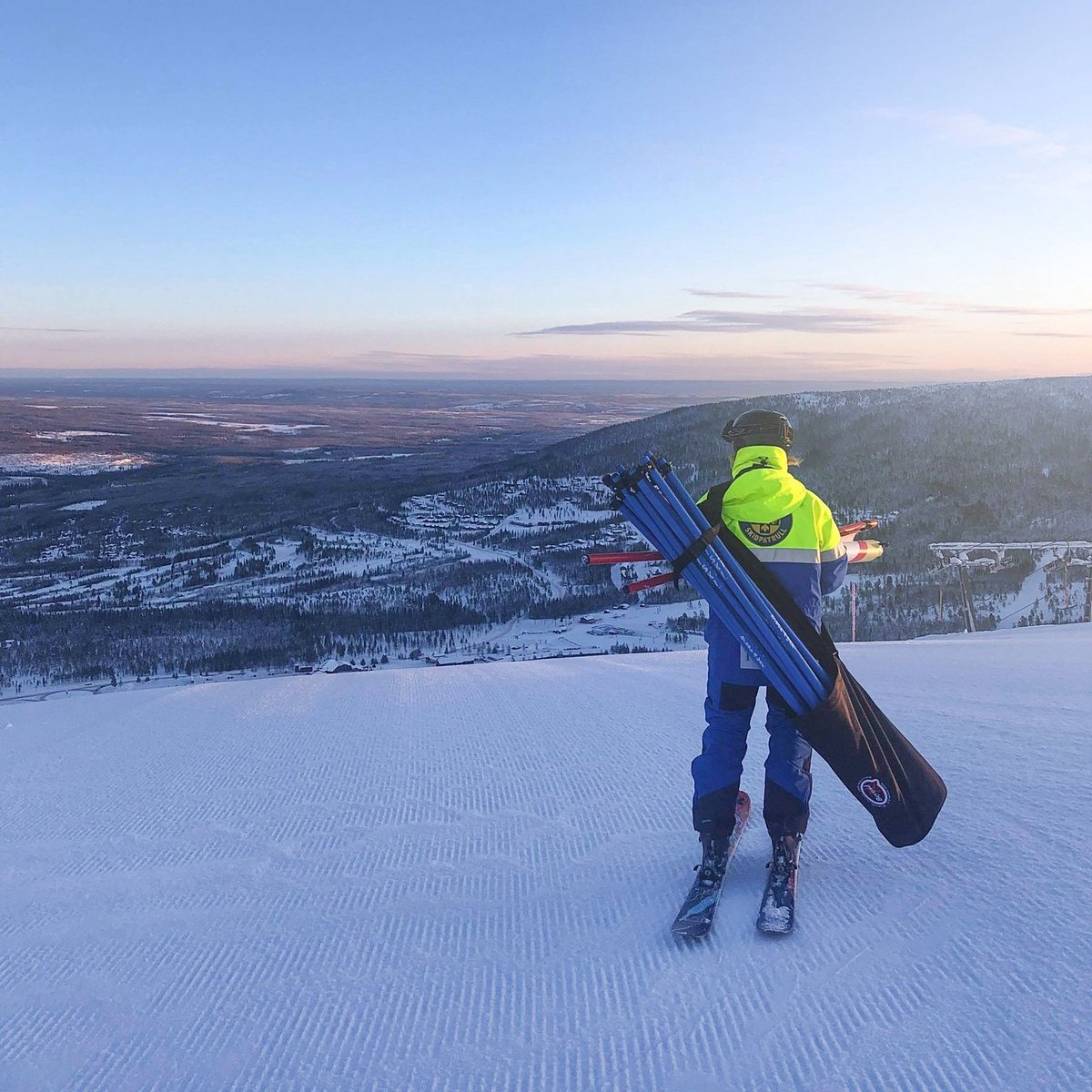 Kanske har vår skidpatrull Sveriges allra vackraste arbetsplats, med milslånga vyer ut över en vinterklädd fjällvärld. https://t.co/cHYEZKPgWX