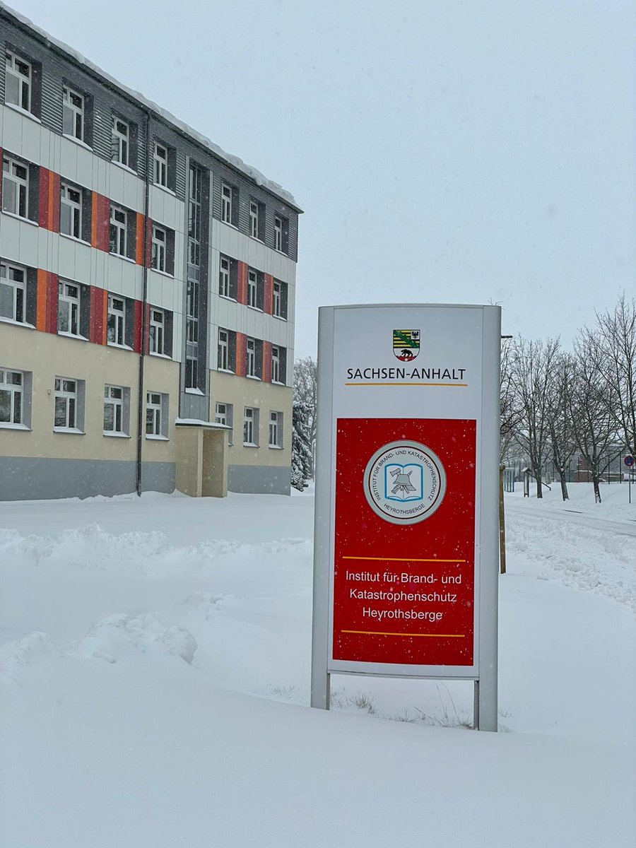 BRef2019's tweet photo. Aktuell befinden wir uns im Wahlabschnitt, der letzten Station vor der #Laufbahnprüfung. Wochenweise holen wir in dieser Zeit in drei Kleingruppen unseren FüLIIIa am @IBKSachsenAnhalt nach. Der Lehrgang musste pandemiebedingt im Sommer ausfallen. #TwitterGewitter #BRef2019 https://t.co/ZHqFzipKEf
