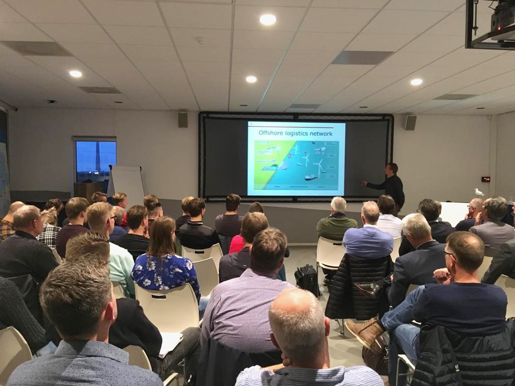 “#Windenergie biedt enorme innovatieve kansen en levert bovendien directe werkgelegenheid aan onze regio.'' <a href="/NienkeHoman/">Nienke Homan</a> 💨 

Gister ontvingen de eerste 17 deelnemers aan de leergang ‘Offshore Wind’ hun certificaat van deelname. 

➡️ noorderpoort.nl/actueel/unieke…

(📸 is pre-corona)