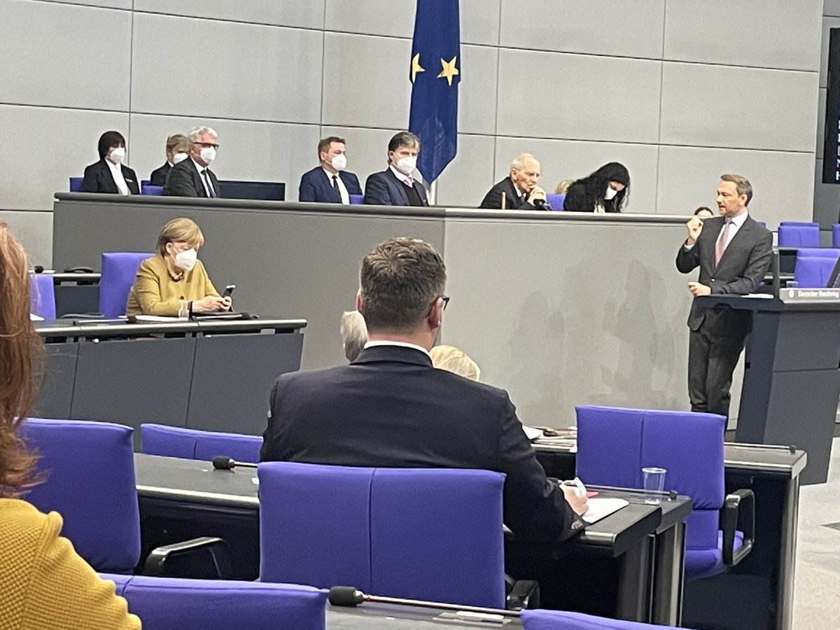 Wenn das Parlament lästig ist: <a href="/RegSprecher/">Stefan Kornelius</a> Bundeskanzlerin #Merkel gibt Regierungserklärung ab und dann interessiert die Debatte nicht mehr. War bisher bei allen Redner so - Seltsames Demokratie Verständnis