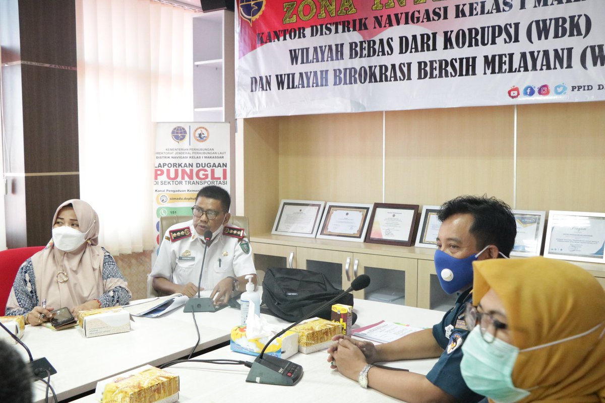 DisnavMakassar's tweet photo. #KawanLaut, Kunker Pemkot Pare-pare ke Disnav Makassar bahas tentang rencana Reklamasi Pelabuhan Pare-pare namun hasil evaluasi Peta DLKR-DLKP ditemukan bahwa area tersebut masuk area Ranjau sehingga Plt.Kadisnav Indra Santosa menyarankan agar berkoordinasi dengan Mabes TNI-AL. https://t.co/AiTXYQ8Zi7