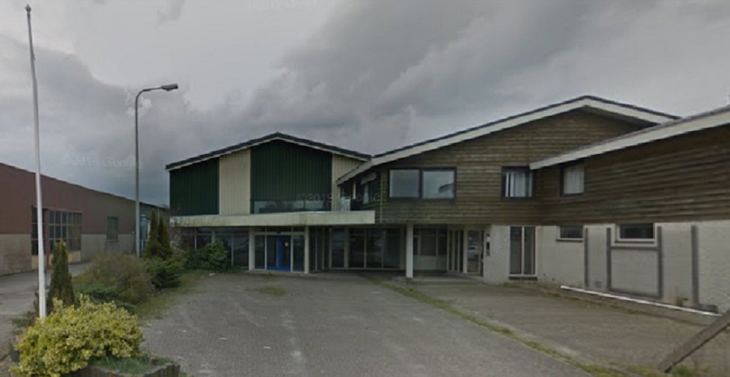 Opgelichte buitenlandse landbouwmachinekopers komen bedrogen uit in Breezand; politie kan weinig doen..