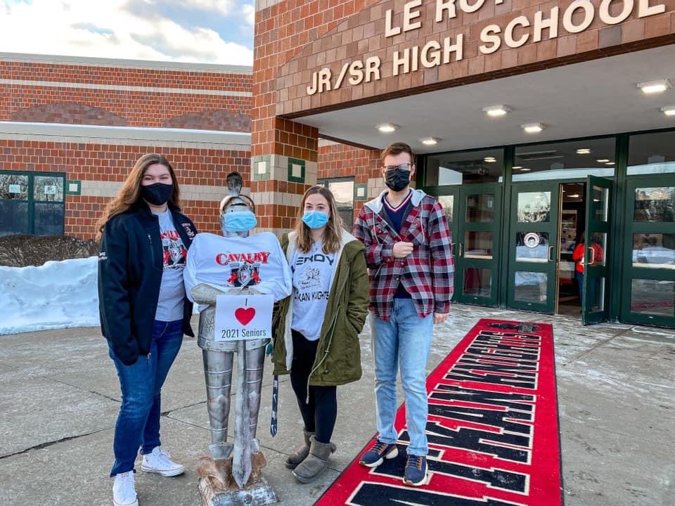 LeRoy_CSD's tweet photo. 🎓Celebrating the Class of 2️⃣0️⃣2️⃣1️⃣

This morning we hosted our amazing seniors for a Senior Breakfast Celebration! 
Our Knights:
🍳enjoyed breakfast
📸took their class photo
👀 watched a throwback slideshow
👕 picked up a new senior shirt 
👣 paraded through the school!

#LR21🎓 https://t.co/V4FZARtLOo