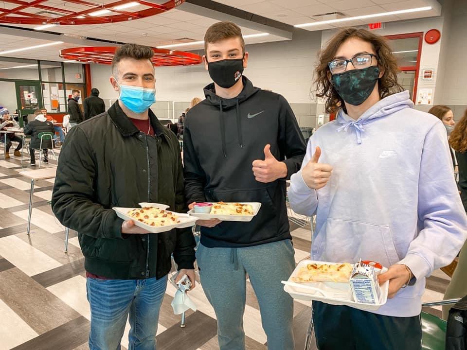 LeRoy_CSD's tweet photo. 🎓Celebrating the Class of 2️⃣0️⃣2️⃣1️⃣

This morning we hosted our amazing seniors for a Senior Breakfast Celebration! 
Our Knights:
🍳enjoyed breakfast
📸took their class photo
👀 watched a throwback slideshow
👕 picked up a new senior shirt 
👣 paraded through the school!

#LR21🎓 https://t.co/V4FZARtLOo