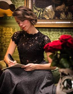 Deze zondag een gedicht nodig voor je Valentijn? @Mlieses  schiet voor Hendrick's Gin tortelduiven te hulp met
een noodlijn voor liefdesgedichten. 

Meer info en het telefoonnummer vind je op de website van @SusanAretz:
susanaretz.nl/valentijn-hotl…