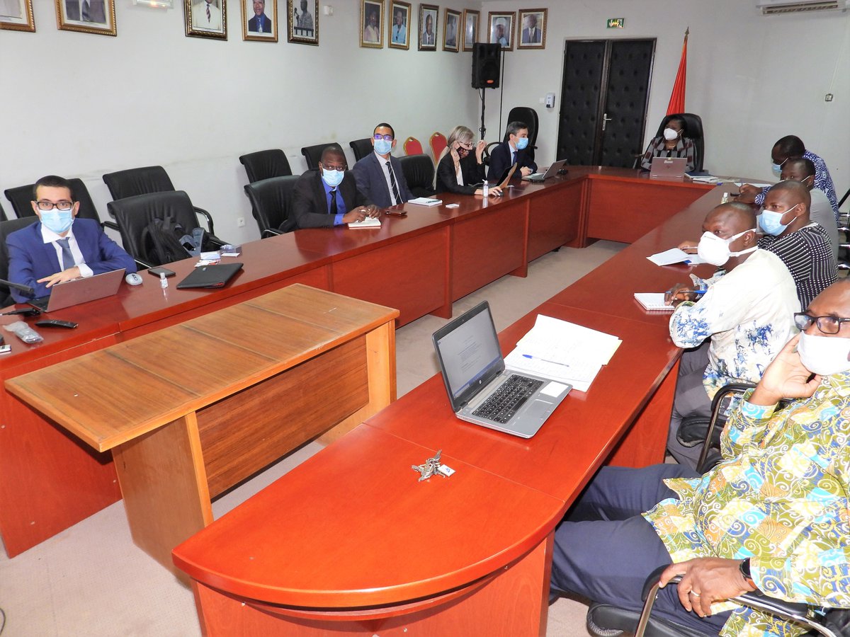 Une équipe du groupement de cabinets TACTIS, EY KD consulting et NEXT's est venue faire le point à Madame Digital du Burkina Faso, des travaux d’élaboration du DAO pour le recrutement d’un exploitant des infrastructures de communications électroniques déployées par l’Etat.