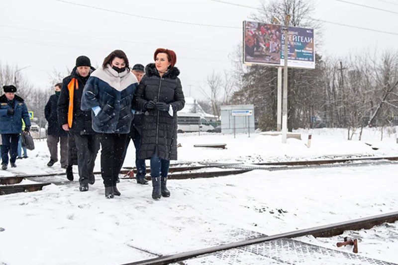 В Дедовске установили ограждение, чтобы жители прекратили пользоваться «народной тропой» для перехода железнодорожных путей. vsevkurse.com/chem-zamenit-n… #Истра #Дедовск #РЖД #народнаятропа #безопасность #намневсеравно #ВСЕВКУРСЕ
