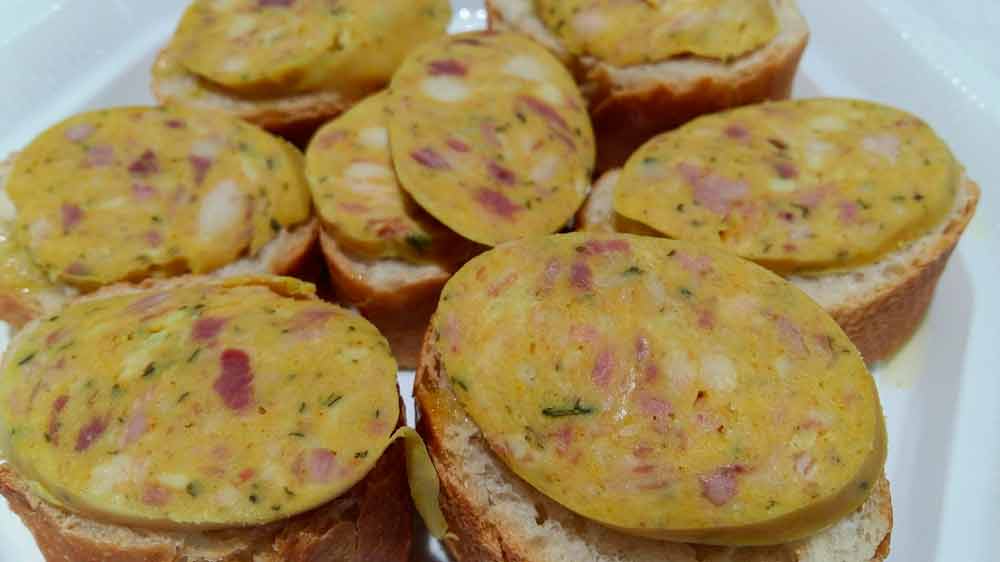 Com m'hai fotut amb les coques de Cal Pedreny i la botifarra d'ou de los <a href="/MercatsdeReus/">Mercats de Reus</a>. #Reus #DijousGras