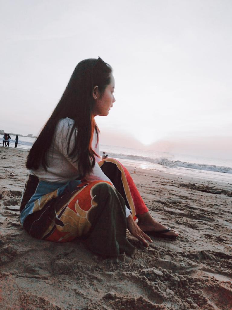 . Hari ini hari tidak berpihak lagi padaku hancur sehancur hancurnya lagi capeekkk capekkk bangett raga hati dan badan harus pura pura sekuat baja yang sebenernya rapuh seperti kaca