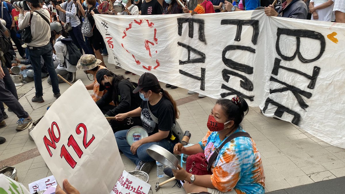 The anti-coup protestors from Myanmar then came to joined the rally and the spirit was high amongst protestors from both countries.  #ม็อบ10กุมภา  #ม็อบ11กุมภา