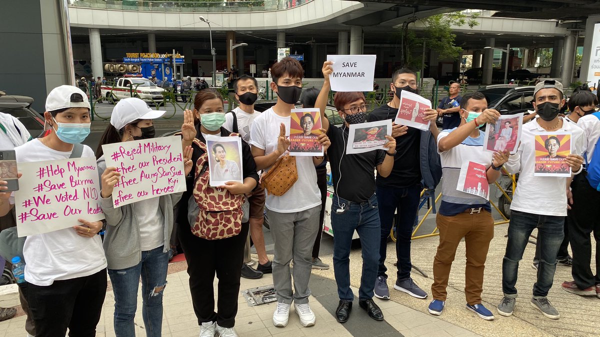 The anti-coup protestors from Myanmar then came to joined the rally and the spirit was high amongst protestors from both countries.  #ม็อบ10กุมภา  #ม็อบ11กุมภา