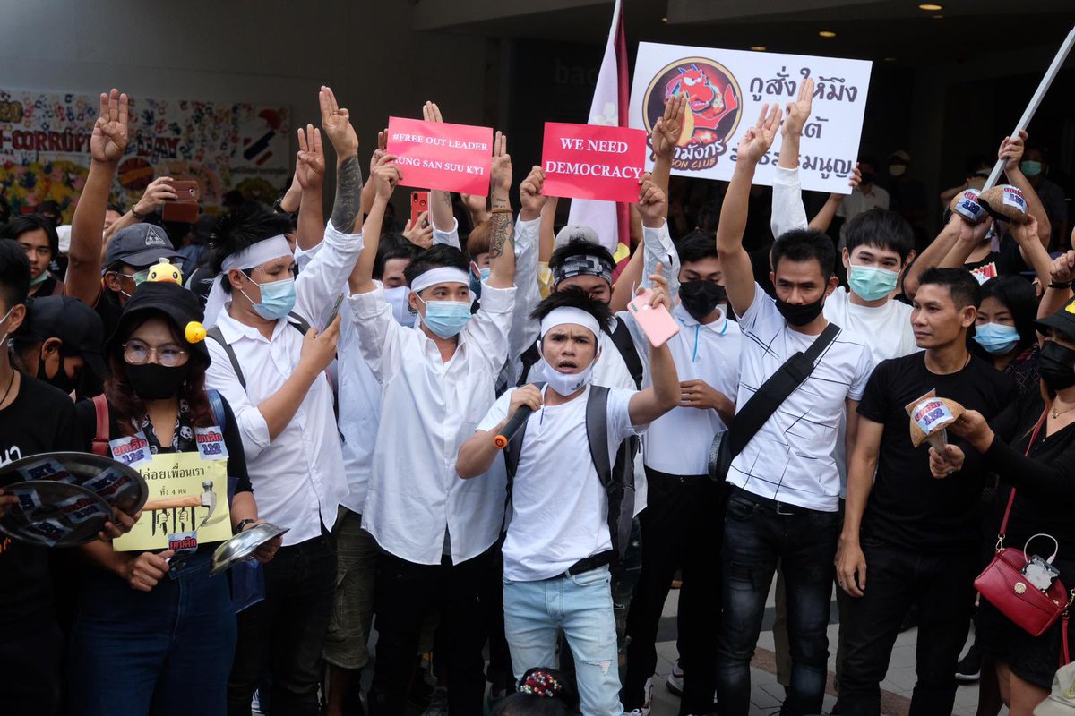 The anti-coup protestors from Myanmar then came to joined the rally and the spirit was high amongst protestors from both countries.  #ม็อบ10กุมภา  #ม็อบ11กุมภา