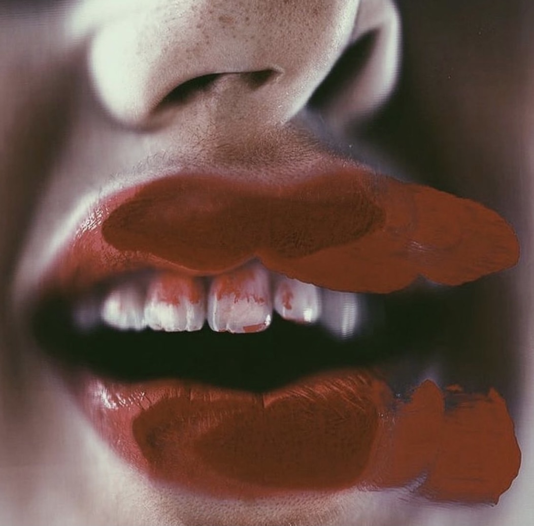 castingcoin's tweet photo. #RT if you'll be kissing your #Valentine through the phone this year💋 #zoomdates 
📸:IG https://t.co/fIi2hllxwh https://t.co/IjdRSjHn18