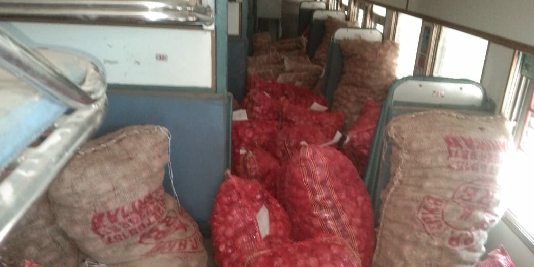PiyushGoyal's tweet photo. आज महाराष्ट्र के नागरसोल से 50वीं किसान रेल द्वारा 19,318 टन प्याज गुवाहाटी, माल्दा, न्यू जलपाईगुड़ी, व अगरतला के लिये लोड किया गया।

इससे महाराष्ट्र के किसानों की नए बाजारों तक पहुंच होगी, तथा मेहनत का उचित मूल्य मिलने से उन्हें अधिक लाभ भी मिलेगा। https://t.co/QAL12g1rcn