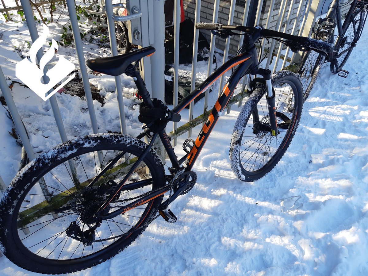 POL_AlphenadRyn's tweet photo. Vandaag troffen wij in een schuur ergens in #Alphen deze 3 fietsen aan. Wij vermoeden dat ze van diefstal afkomstig zijn. Is 1 van deze fietsen mogelijk van u? Neem dan contact met ons op. Deze zaak is bij ons bekend onder procesnr: 2021040210 https://t.co/92Q13yIwZs