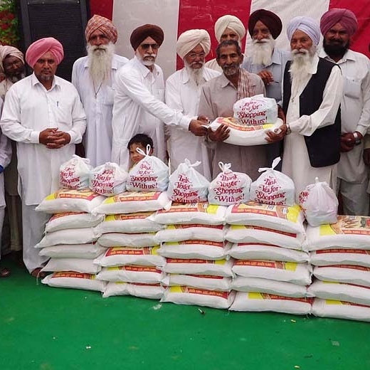 Ramprasad5965's tweet photo. #FoodBanks
#FoodDonation
#InstaGood
#InstaDaily
#Humanity
#Welfare
#PhotoOfTheDay
#Instagram
#BabaRamRahim
#SaintDrGurmeetRamRahimSinghJi
#DeraSachaSauda के अनुयायी जगह जगह
#foodbank बनाकर अति गरीब लोगों को खाना मुहिया करवाते हैं https://t.co/FHQoJcBLxp
