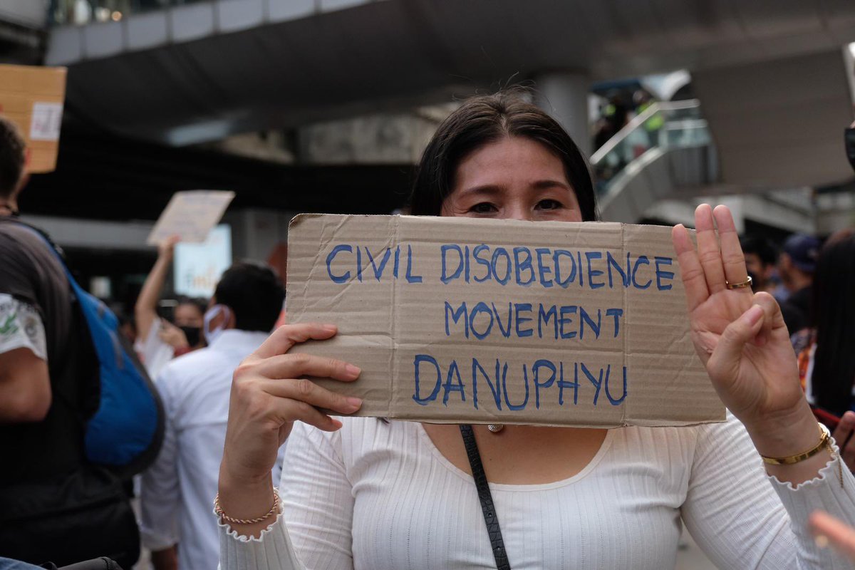 Speeches were being made simultaneously between the main stage of Thai protest leaders and the smaller group of Myanmar protestors on the side, protesting in their own language. It is quite a unique sight to see.  #ม็อบ10กุมภา  #ม็อบ11กุมภา