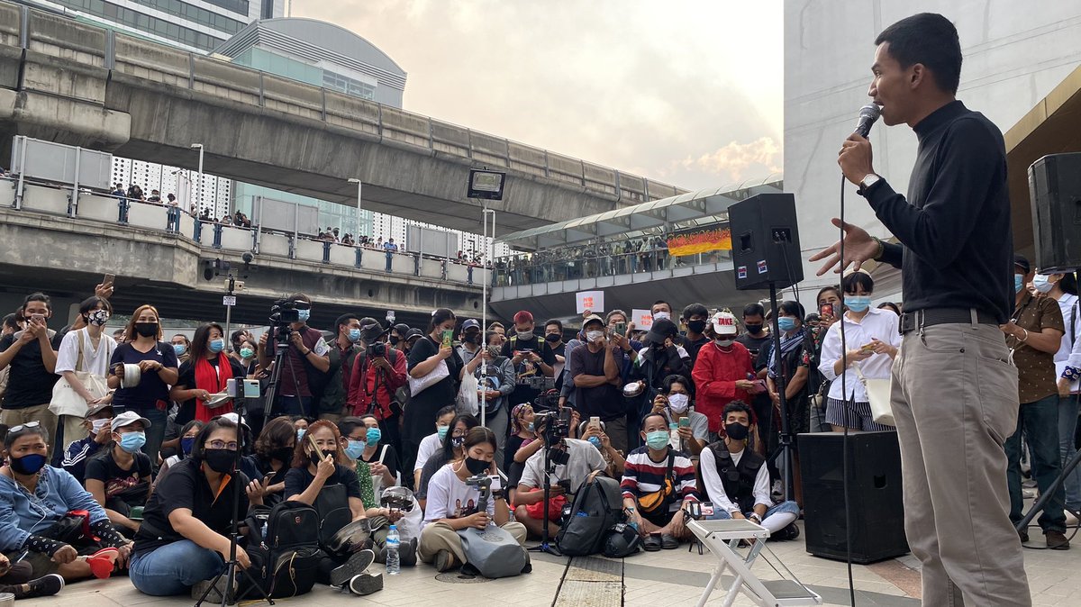 Speeches were being made simultaneously between the main stage of Thai protest leaders and the smaller group of Myanmar protestors on the side, protesting in their own language. It is quite a unique sight to see.  #ม็อบ10กุมภา  #ม็อบ11กุมภา
