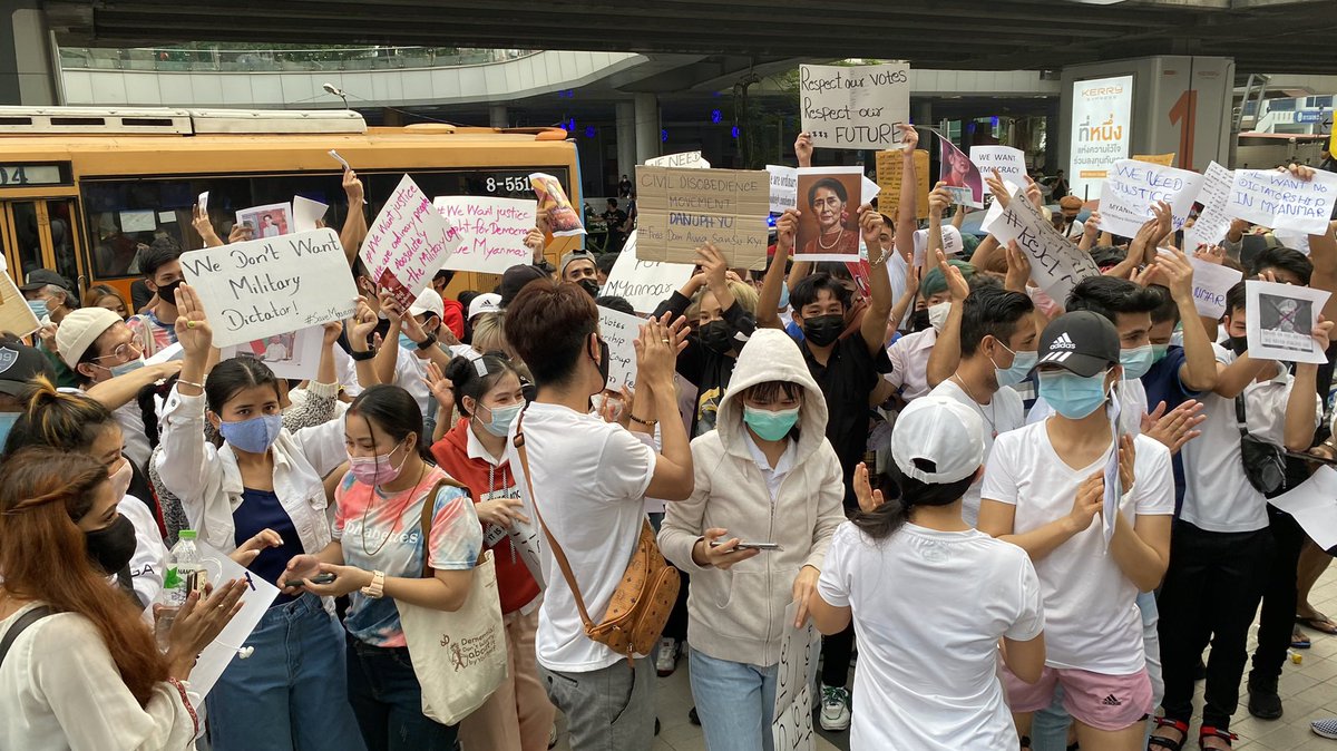 Speeches were being made simultaneously between the main stage of Thai protest leaders and the smaller group of Myanmar protestors on the side, protesting in their own language. It is quite a unique sight to see.  #ม็อบ10กุมภา  #ม็อบ11กุมภา