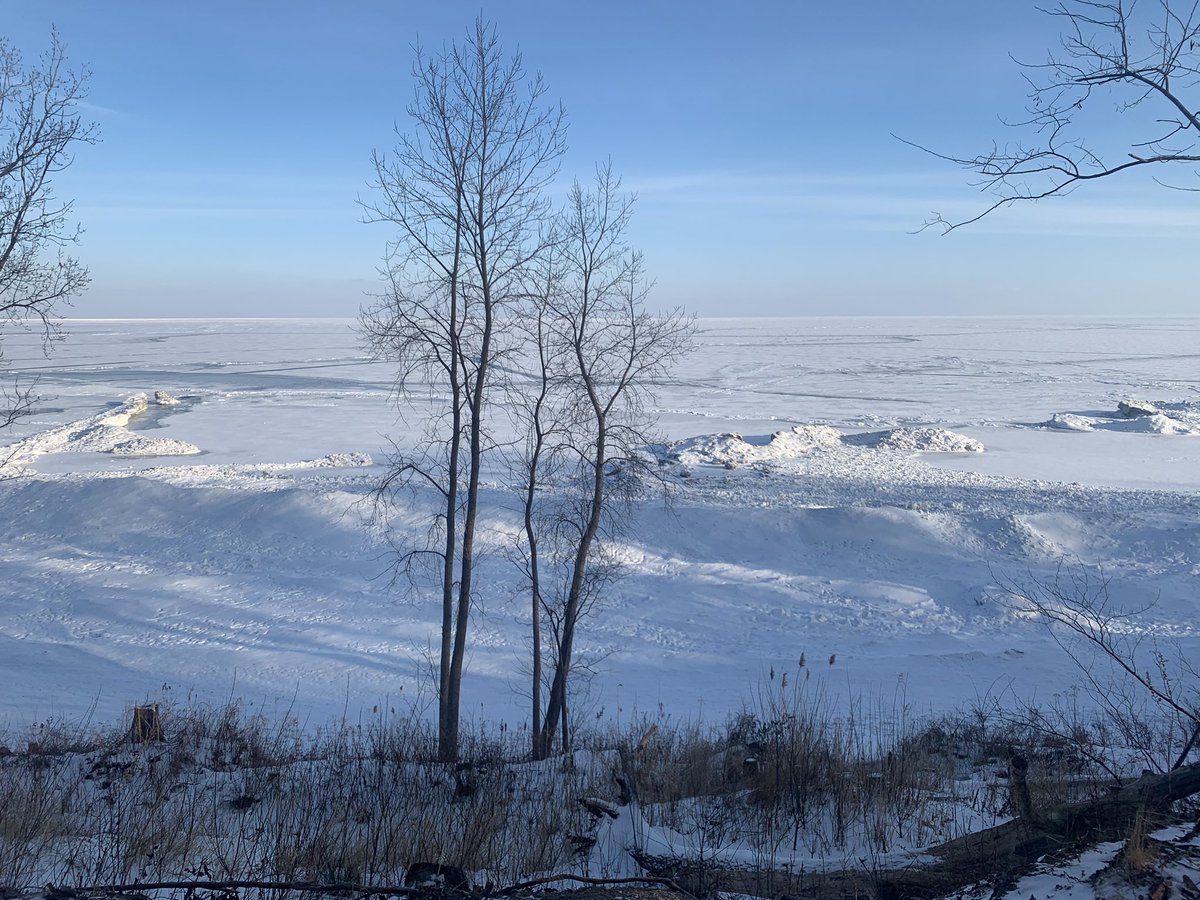lanamarie27's tweet image. I feel like Elsa out here on the frozen tundra that is Lake Erie. #CLE #coldAF