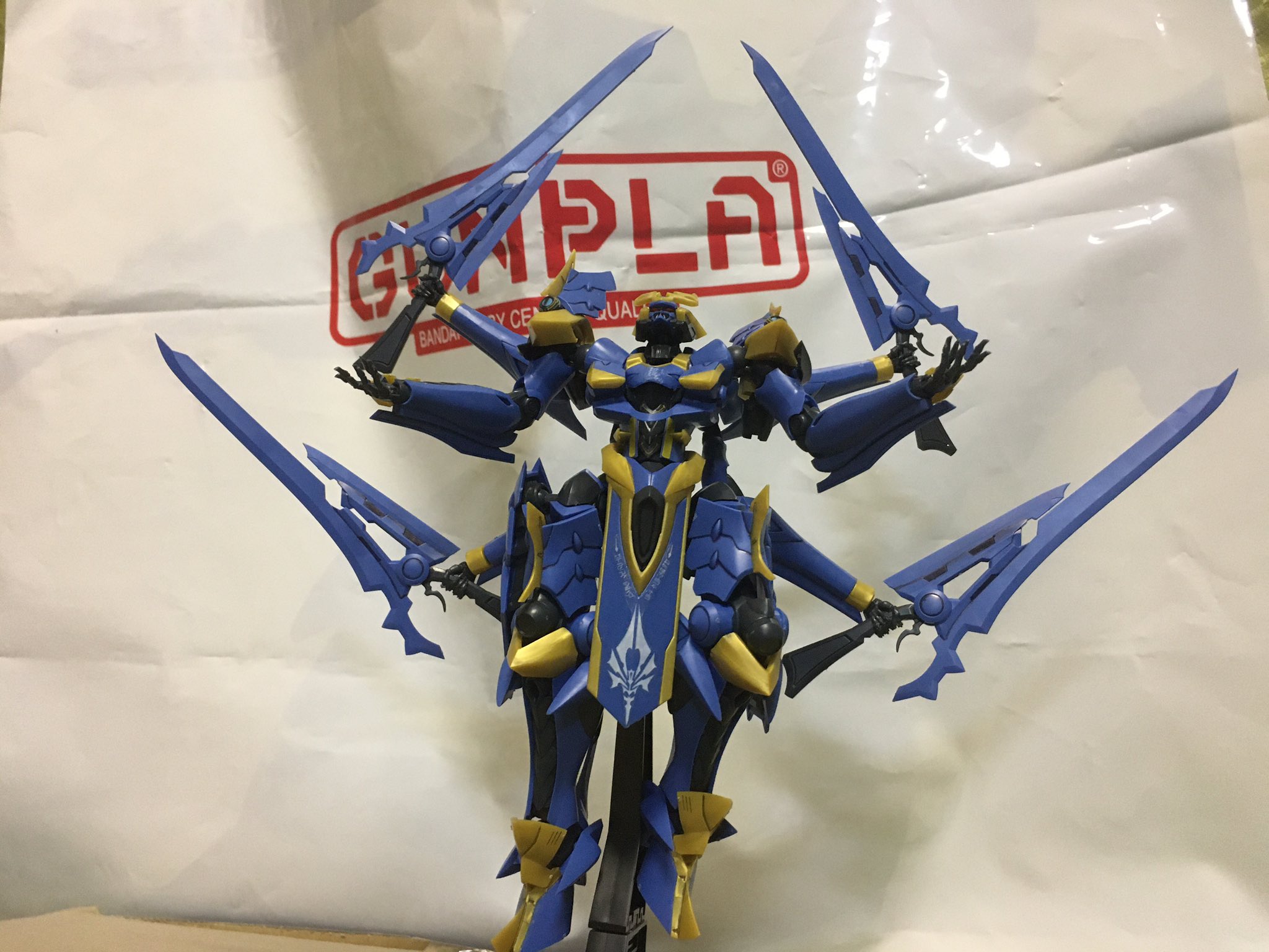 プラヒコ 斑鳩 完成 腕が背部のサブアームを含めて6本もある機体が ここまでカッコ良く感じるなんて学生時代の自分からじゃ想像出来ない感覚ですよww でも さすがに腕と武器を4本同時製作は少し疲れましたわ 夜更かしプラモ 平日プラモ 斑鳩