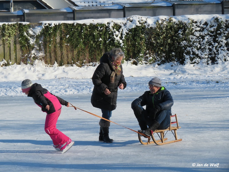 Even een kijkje bij de #schaatsbaan in het #DrutensBosje waar #jong en #oud al aan het #genieten is. <a href="/gemeentedruten/">Gemeente Druten</a> .