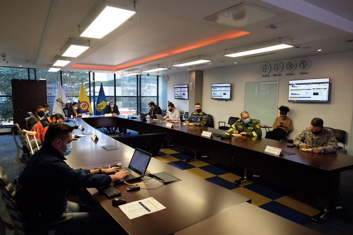 MinAmbienteCo's tweet photo. #AEstaHora el Ministro @CarlosECorreaE lidera junto con director de @UNGRD Eduardo González la Comisión Nacional Técnica Asesora de Incendios Forestales para realizar seguimiento a acciones que se desarrollan para atender la situación en el @ParquesColombia El Tuparro, en Vichada https://t.co/HyQwlbWvPN