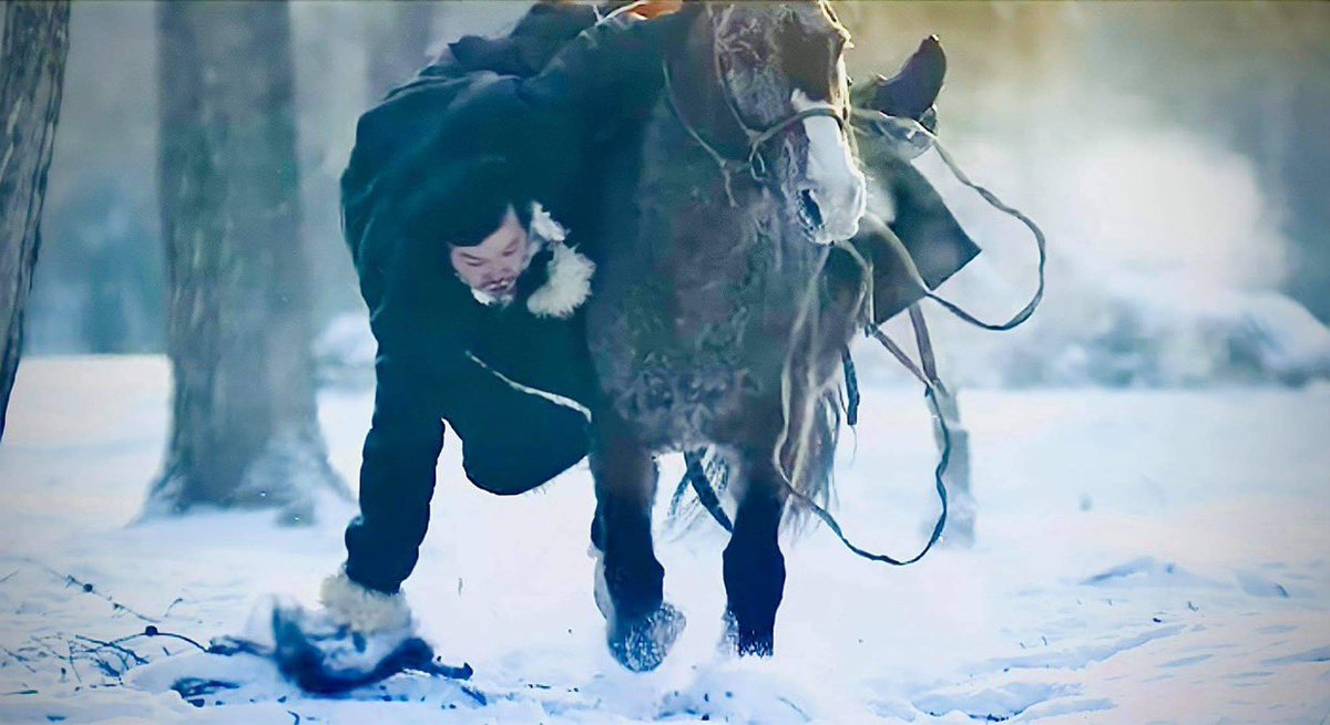 Санасан бүхэнрүүгээ сарвайж
Сарвайсан бүхнээ авахыг ерөөе
Сар шинэдээ сайхан шинэлээрэй
