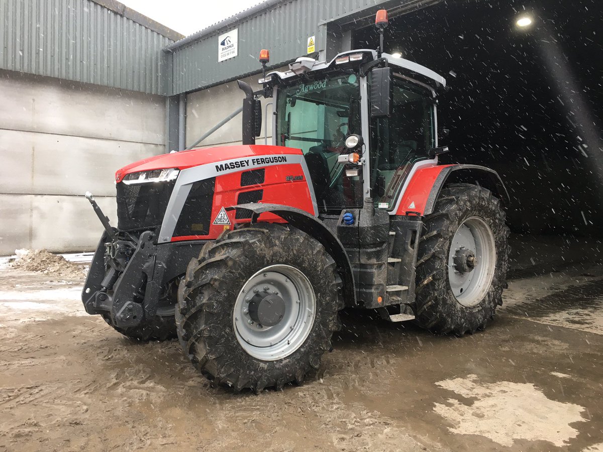 COVID safe walk around the new <a href="/MF_EAME/">Massey Ferguson Official</a> 8S 225 in the snow!!  Thanks to Steve and Phil  <a href="/AgwoodLtd/">Agwood</a>, very impressed. Looking forward to trying it in the field soon.