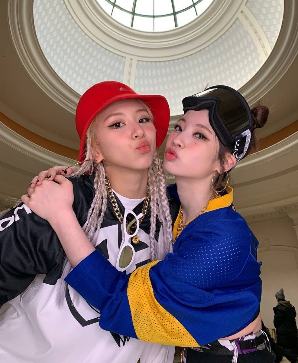 baby_yeowo's tweet photo. Prometo esforzarme el doble para que vuelvan a tener las vistas que merecian, gracias por su dedicación y darnos tal obra de arte de mv. Son lo mas precioso en el mundo, las quiero muchísimo♡
#DedicatedToDUBCHAENG
@JYPETWICE https://t.co/KST7JGBLQl